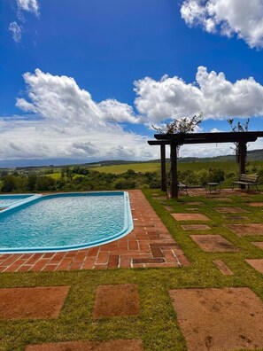 2 piscinas al aire libre, sombrillas, sillones reclinables de piscina