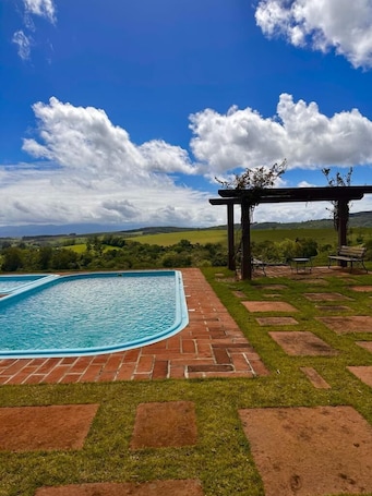 2 piscinas al aire libre, sombrillas, sillones reclinables de piscina