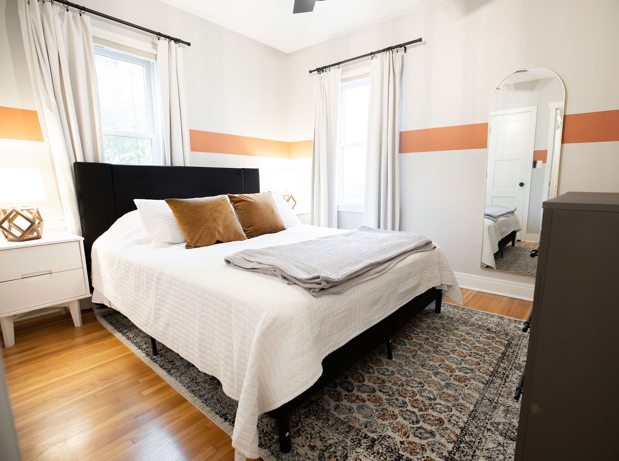 3 bedrooms, desk, iron/ironing board, travel crib