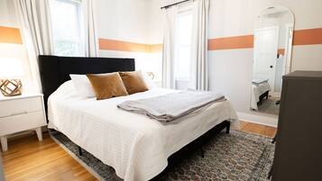 3 bedrooms, desk, iron/ironing board, travel crib