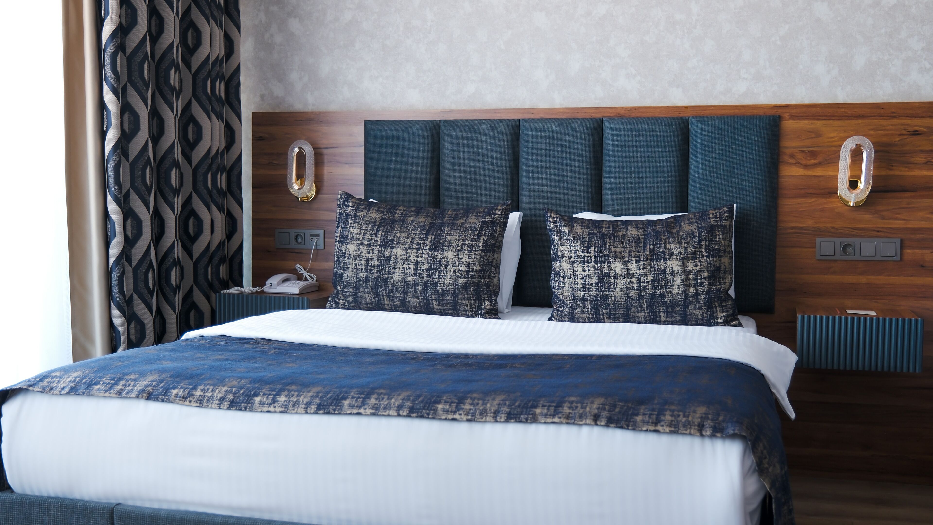 deluxe room with king size bed, lake view with balcony | 1 bedroom, egyptian cotton sheets, premium bedding, minibar