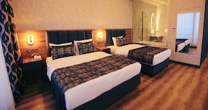 Deluxe Room Triple, Lake View with Balcony | 埃及棉床單、高級寢具、迷你吧、房內夾萬