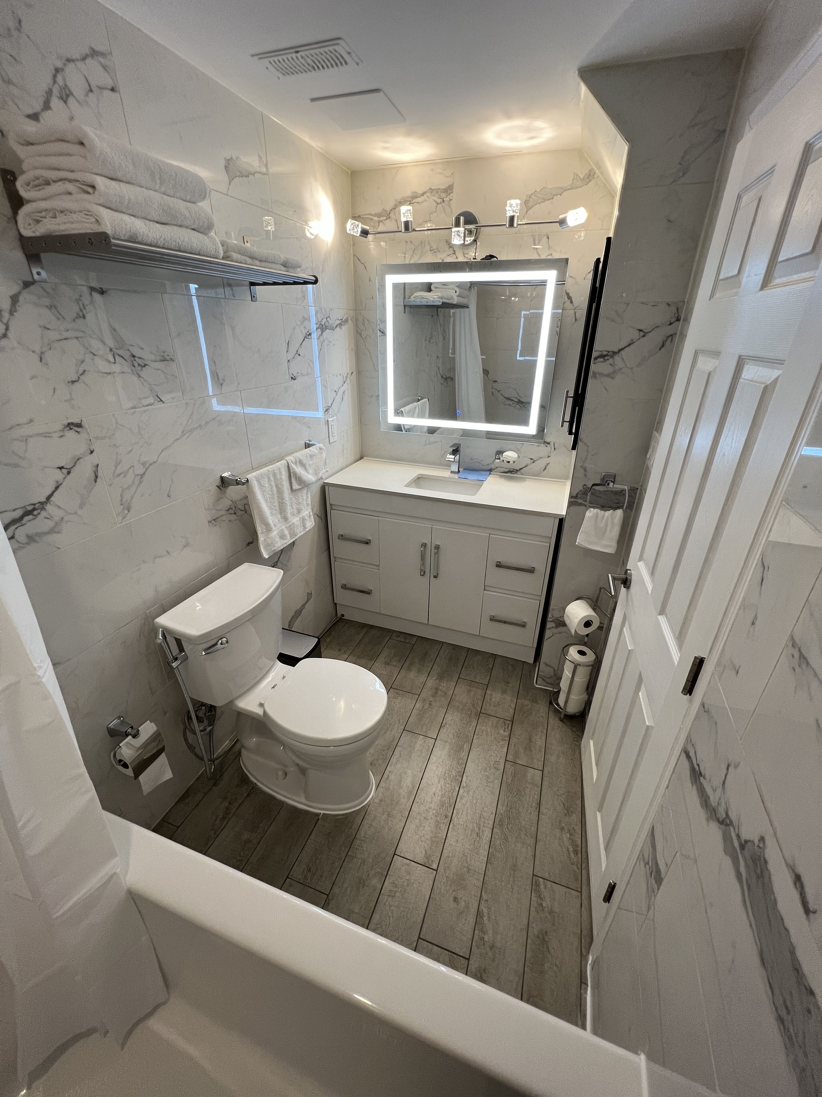 Sèche-cheveux, bidet, serviettes fournies, savon