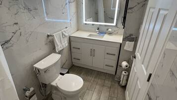 SĂšche-cheveux, bidet, serviettes fournies, savon