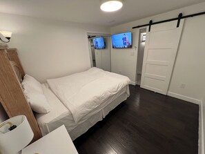 2 bedrooms, iron/ironing board, free WiFi, bed sheets - Luxury 2BR Suite •1.5 Bath •Near HWY 401/Airport! (Mississauga)