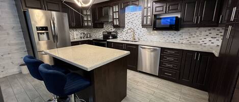 Køleskab, mikrobølgeovn, ovn, kogeplade