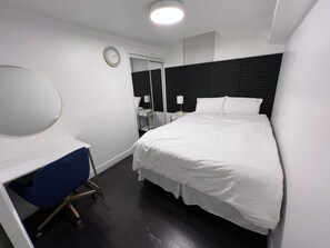 2 bedrooms, iron/ironing board, free WiFi, bed sheets - Luxury 2BR Suite •1.5 Bath •Near HWY 401/Airport! (Mississauga)