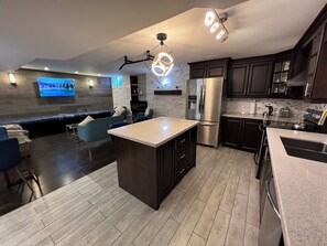 Fridge, microwave, oven, stovetop - Luxury 2BR Suite •1.5 Bath •Near HWY 401/Airport! (Mississauga)