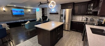 Luxury 2BR Suite •1.5 Bath •Near HWY 401/Airport!