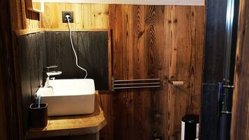 Douche, serviettes fournies, savon, papier toilette