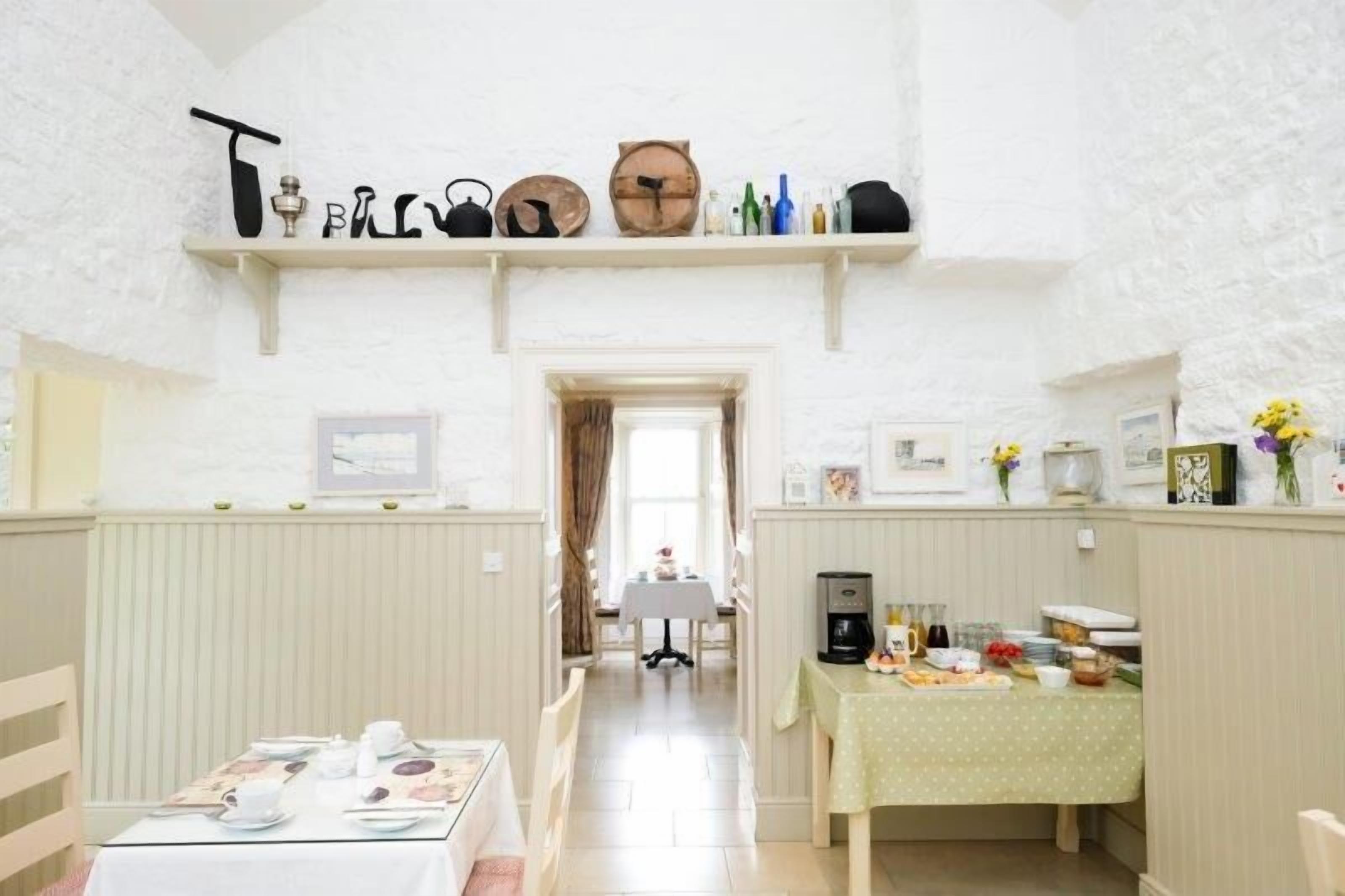 فطور كامل مجانًا يوميًا