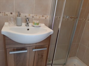 Deluxe Double Room | Bathroom | Shower, hair dryer, bathrobes, towels - Abhainn Ri Farmhouse B&B (Hollywood)
