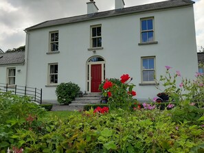 Front of property - Abhainn Ri Farmhouse B&B (Hollywood)
