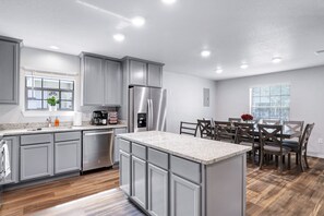 Fridge, microwave, oven, stovetop - Rashali kicks theme house in SA (San Antonio)