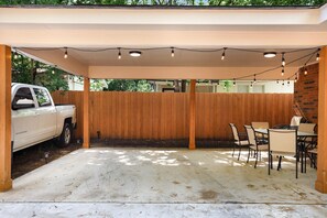 Outdoor dining - Rashali kicks theme house in SA (San Antonio)