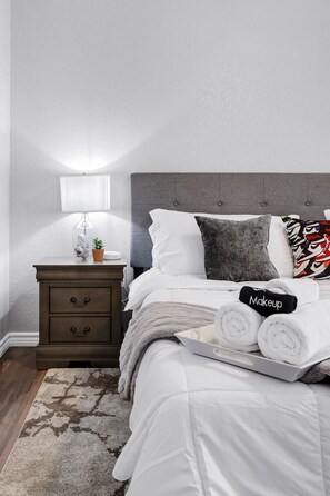 3 bedrooms, iron/ironing board, travel cot, free WiFi - Rashali kicks theme house in SA (San Antonio)