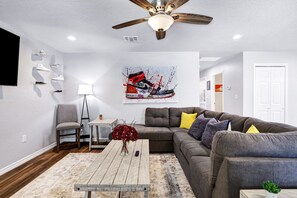 Smart TV - Rashali kicks theme house in SA (San Antonio)