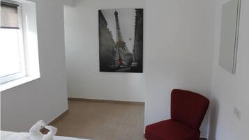 2 bedrooms, soundproofing, iron/ironing board, free WiFi