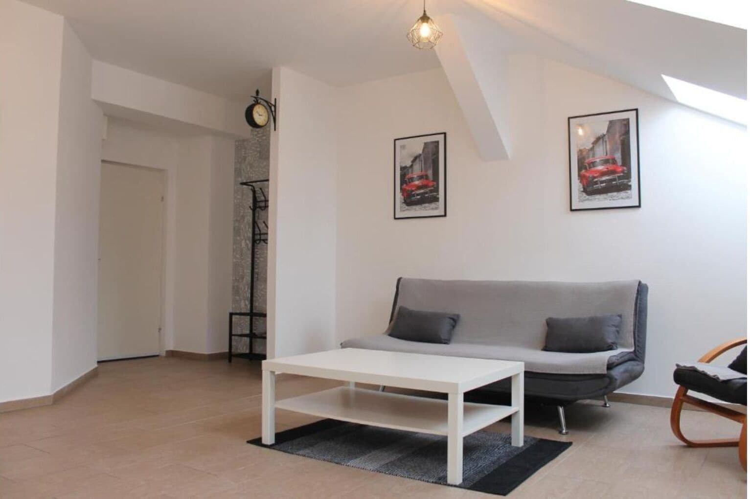 Télévision à écran plat, console de jeux vidéo