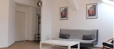 تلفزيون بشاشة مسطحة، وحدة تحكم لألعاب الفيديو