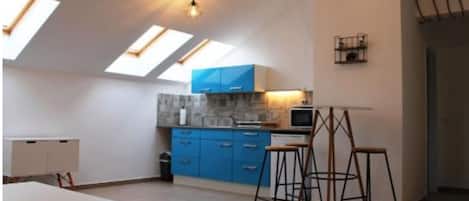 Køleskab, mikrobølgeovn, kogeplade, kaffe-/temaskine