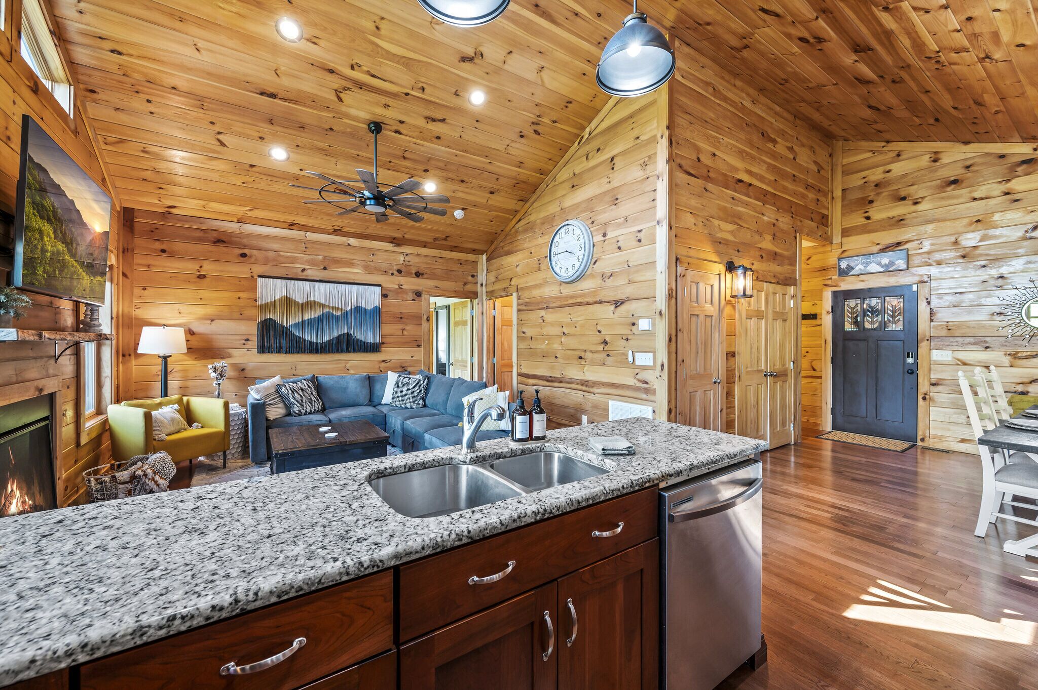 Smart-TV, Kamin, Videospiele, DVD-Player