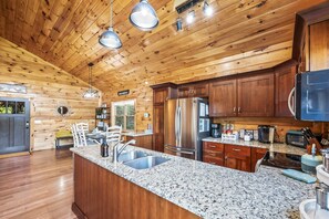Fridge, microwave, oven, stovetop - Close to Skiing/Tubing • Hot Tub • Sauna • Child/Pet friendly • Game Room (Maggie Valley)