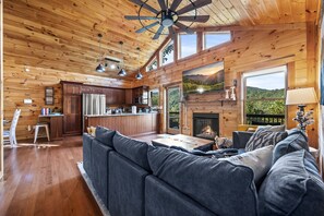 Smart TV, fireplace, video games, DVD player - Close to Skiing/Tubing • Hot Tub • Sauna • Child/Pet friendly • Game Room (Maggie Valley)