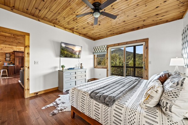 3 chambres, fer et planche à repasser, lit de bébé portatif