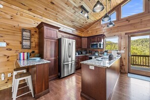 Fridge, microwave, oven, stovetop - Close to Skiing/Tubing • Hot Tub • Sauna • Child/Pet friendly • Game Room (Maggie Valley)