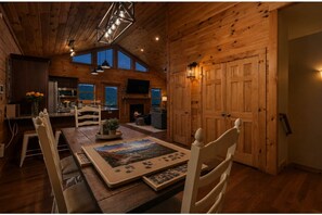 Dining - Fireflies & S'mores - Games, Hot Tub/Sauna & Views (Maggie Valley)