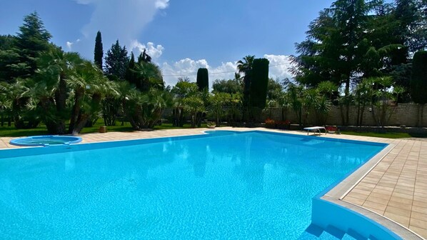 Sesongbasert utendørsbasseng, bassengparasoller og solsenger