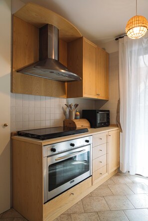 Full-sized fridge, oven, stovetop, espresso maker