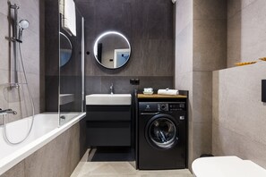 Combined shower/tub, free toiletries, hair dryer, towels