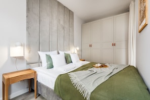 Comfort-studiosviitti | Työpöytä, pimennysverhot, äänieristys, silitysrauta/-lauta