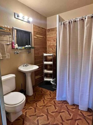 Towels, soap, shampoo, toilet paper