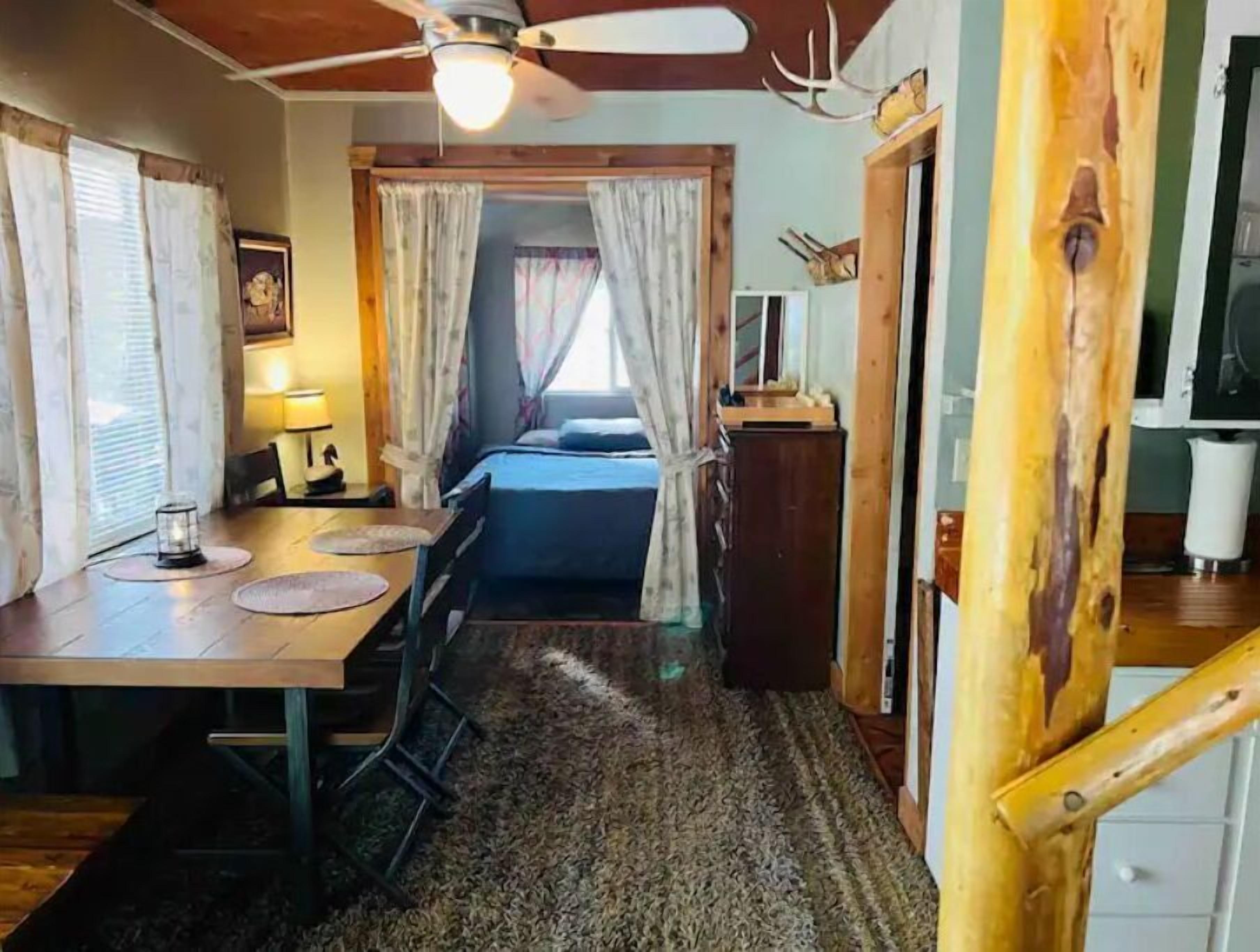 2 makuuhuonetta, silitysrauta/-lauta, ilmainen Wi-Fi, vuodevaatteet