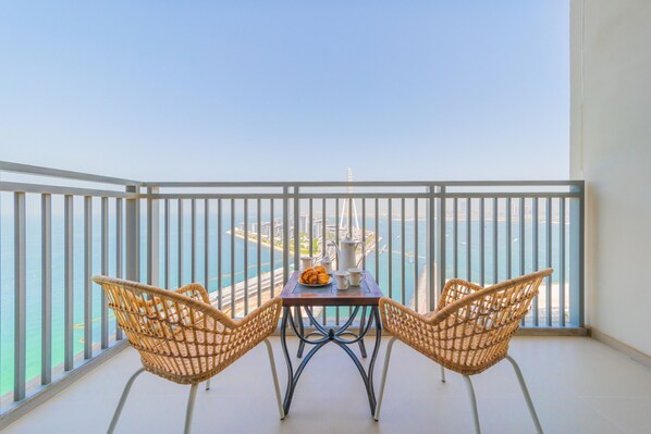 Outdoor dining - Marvelous 2BR Apt W/ Marina View (Dubai)