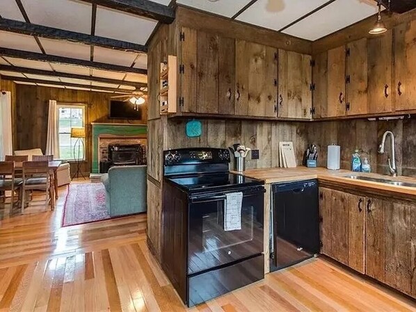 Interior - Vilas Cottage - Located less than 10 min from King Street, 100yr old farm house (Vilas)