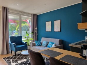 Smart TV, books - Charysma: Junior suite | design | terrace | parking space (Hameln)