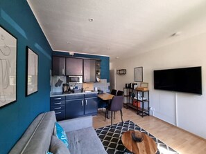 Smart TV, books - Charysma: Junior suite | design | terrace | parking space (Hameln)