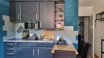 Kühlschrank, Mikrowelle, Herdplatte, Wasserkocher mit Kaffee-/Teezubehör