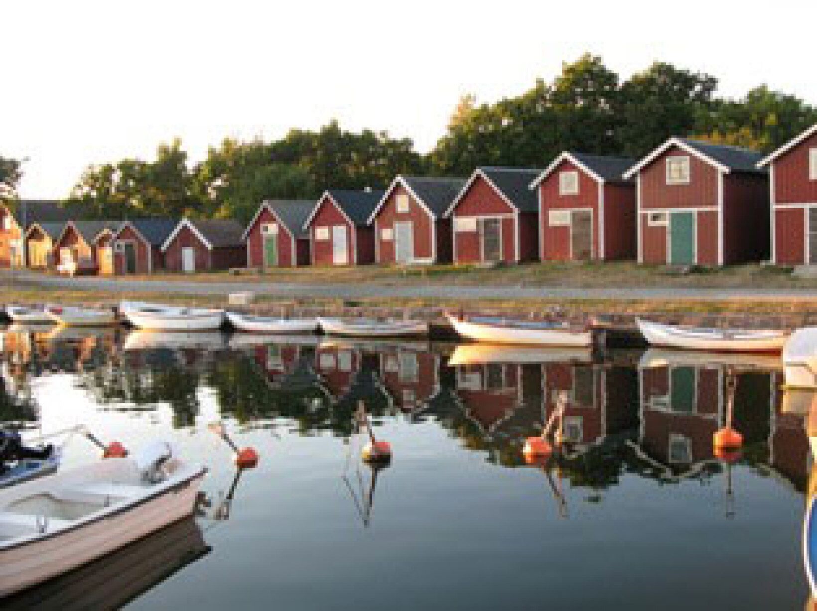 The harbour of Torhamn with a wonderful cafe' and crowded with boats, makes possible for a fun stroll in the evening or just to have lunch or dinner or coffee and ice cream. 5 minutes walk from the house.
