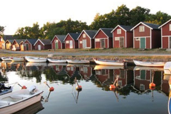 The harbour of Torhamn with a wonderful cafe' and crowded with boats, makes possible for a fun stroll in the evening or just to have lunch or dinner or coffee and ice cream. 5 minutes walk from the house.