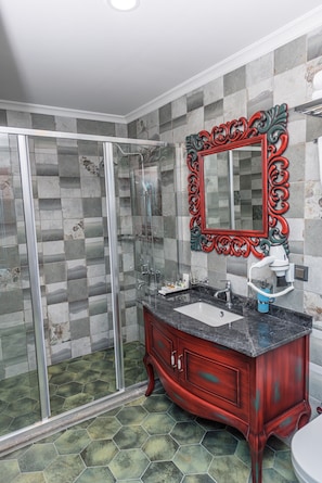Shower, rainfall showerhead, designer toiletries, hair dryer - TOK EPİK HOTEL (Bursa)