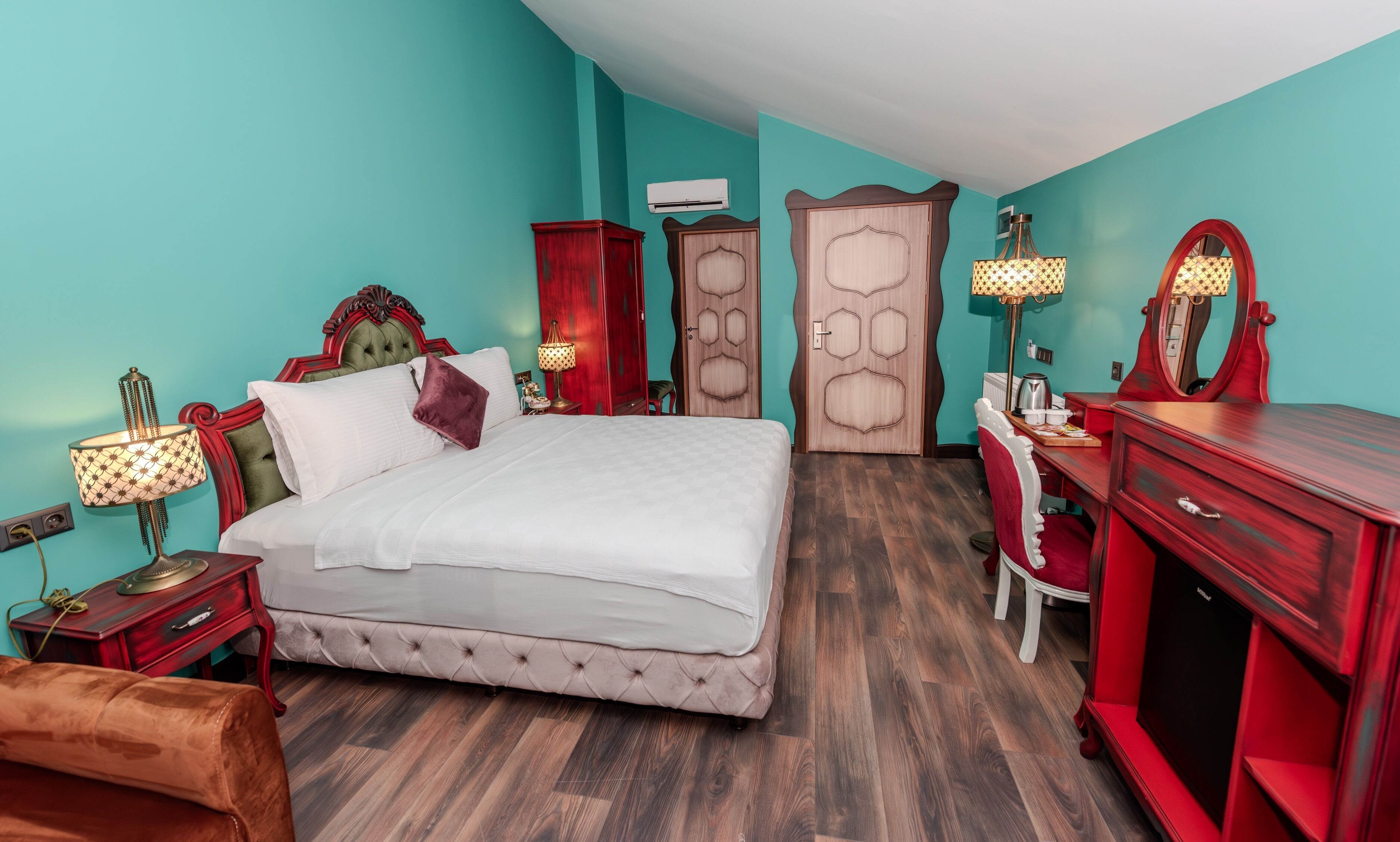 Un dormitorio con cama, escritorio, silla, cómoda y armario.