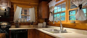 Beautiful 2 Bedrooms -Rustic log house