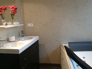 Baignoire à jets, sèche-cheveux, serviettes fournies, savon