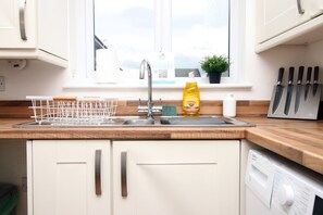 Een koelkast, een magnetron, een oven, een kookplaat