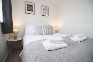 2 slaapkamers, een strijkplank/strijkijzer, gratis wifi, beddengoed